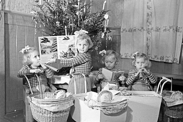Weihnachten bei einer Familie mit Vierlingen; Deutschland 1930er Jahre. Christmas at a family with quadruplet girls; Germany 1930s.