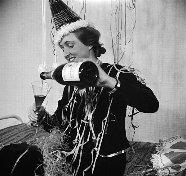 Gast einer Silvesterparty; Deutsches Reich 1930er Jahre. Guest of a New Year's Eve party; Germany 1930s.