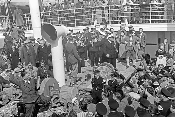 Passagiere auf der KdF Nordlandfahrt nach Norwegen mit dem Schiff "Wilhelm Gustloff"; Deutschland 1930er Jahre. Passenger of the cruise to Norway with the KdF ship "Wilhelm Gustloff"; Germany 1930s.