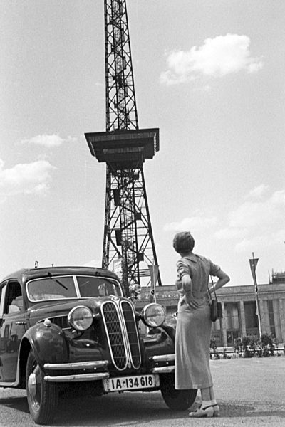 Unterwegs in der Reichshauptstadt Berlin am Funkturm; Deutschland 1930er Jahre. At German capital Berlin; Germany 1930s.