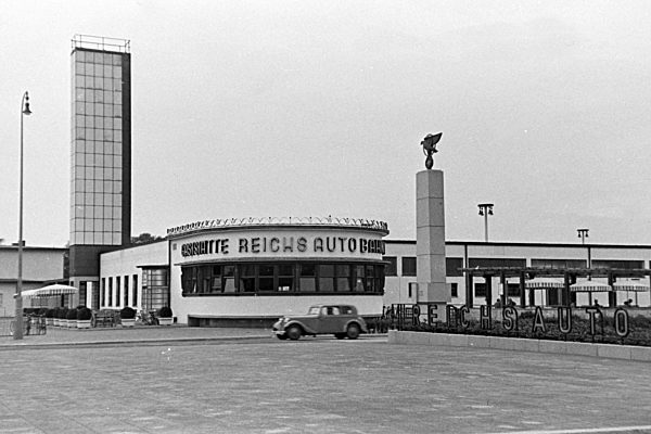 Eine Reichsautobahngaststätte am Rand der Reichsautobahn; Deutschland 1930er Jahre. A Reichsautobahn highway roadhouse; Germany 1930s.