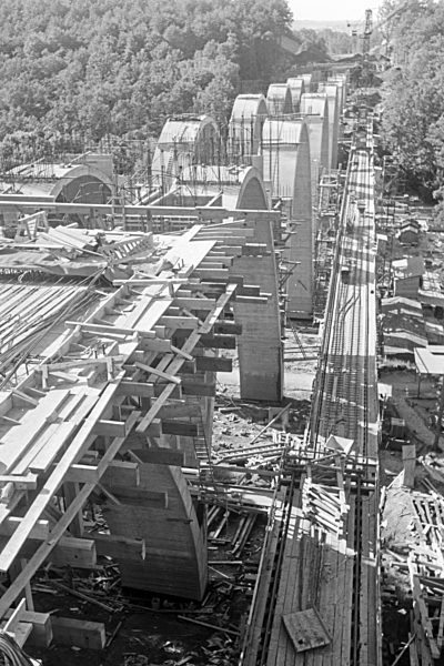Die Errichtung der Reichsautobahnbrücke bei Stuttgart; Deutsches Reich 1930er Jahre. Construction of the motorway bridge near Stuttgart; Germany 1930s.
