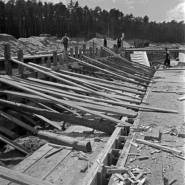 Original-Bildunterschrift: Reichsautobahnzubringer Berlin - Weiterbau des Zubringers auch während des Krieges; Bau einer Straßenunterführung an der Kreuzungsstelle Wannsee; Deutschland 1940. Motor feeder at Reichsautobahn highway - continous constructio
