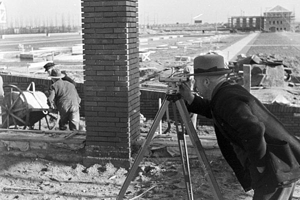 Beim Bau der Reichsausstellung "Schaffendes Volk" in Düsseldorf Schlageterstadt; Deutschland 1930er Jahre. Planning; conceptioning and building the Reichsausstellung "Schaffendes Volk" exhibition; at Duesseldorf Schlagerterstadt; Germany 1930s.