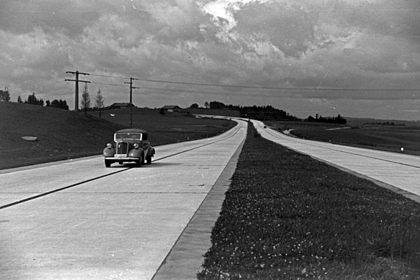 Unterwegs auf der Reichsautobahn; Deutschland 1930er Jahre. On tour at Reichsautobahn highway; Germany 1930s.