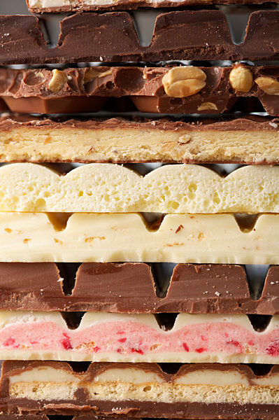 Verschiedene Tafeln Schokolade; gestapelt