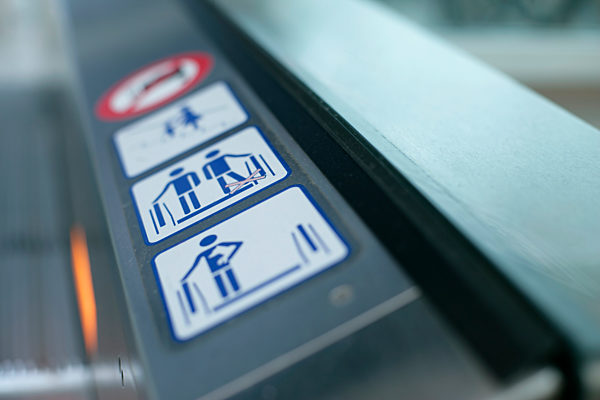 Informationsschilder auf der Rolltreppe
