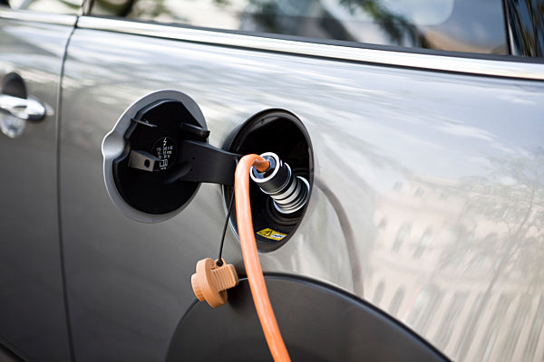 Elektroauto wird aufgeladen