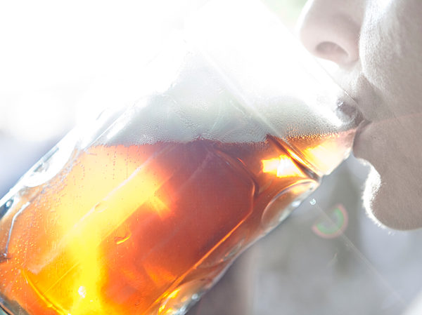 Frau trinkt eine Maß Bier; Schäftlarn; Bayern; Deutschland