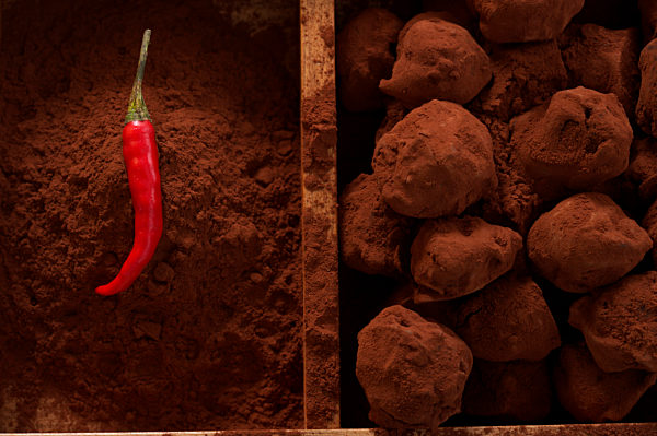 Kakaopralinen und Kakaopulver mit Chilischote