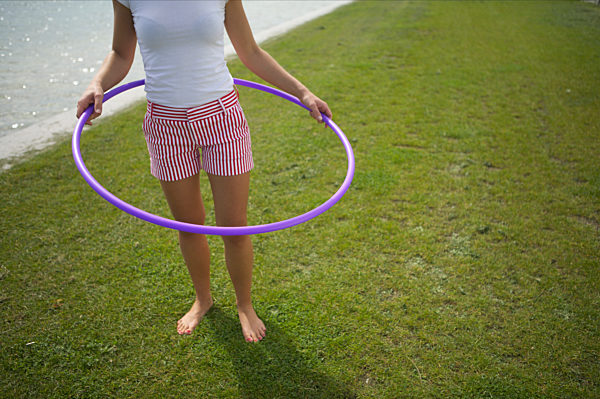 Frau macht Hula-Hoop