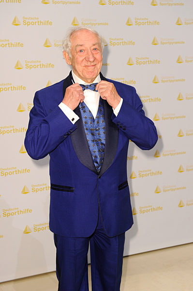 Berlin:  Goldene Sportpyramide