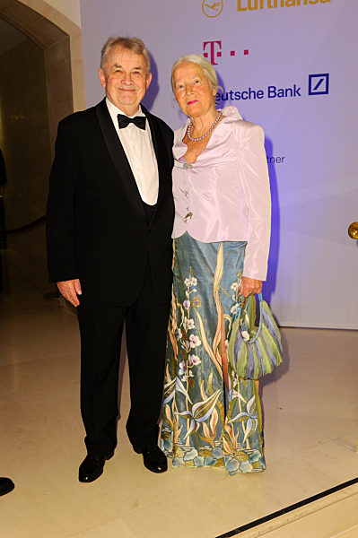 Berlin:  Goldene Sportpyramide