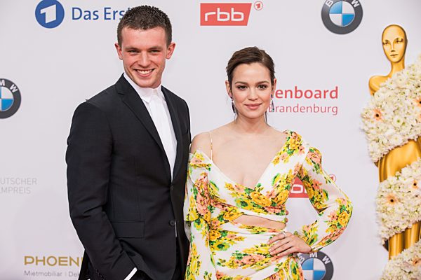 Jannis Niewöhner und Emilia Schüle - Red Carpet photo call beim Deutschen Filmpreis in Berlin
