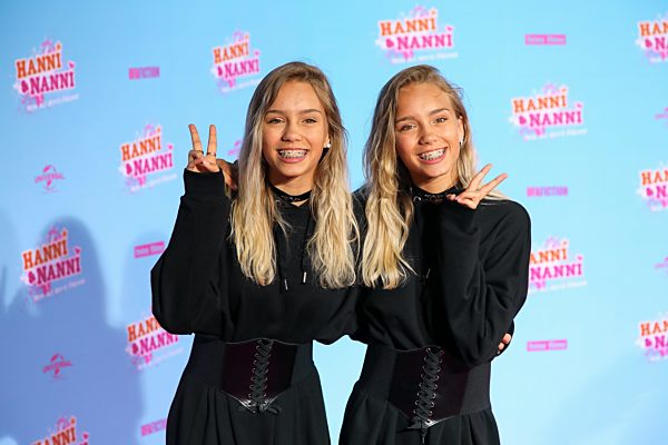 Lena und Lisa Mantler bei der Weltpremiere des Films " HANNI & NANNI - Mehr als beste Freunde "