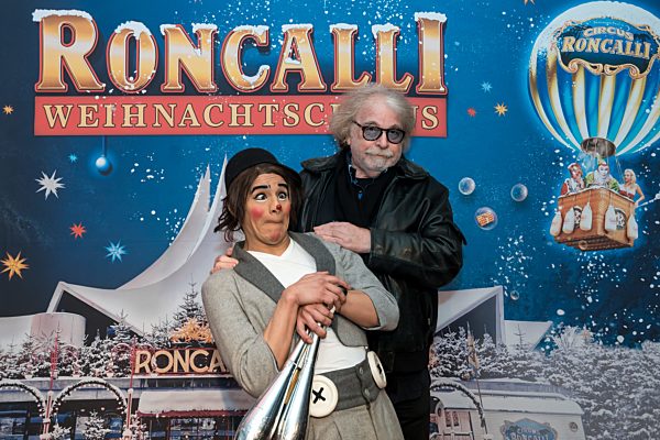 Bernhard Paul mit einem Clown beim 15. Original Roncalli Weihnachtscircus