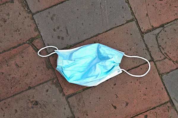 Mund- und Nasenschutz-Maske au dem Boden