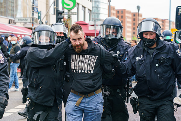 Nicht genehmigte Demo gegen Corona-Maßnahmen in Berlin, Mai 2021