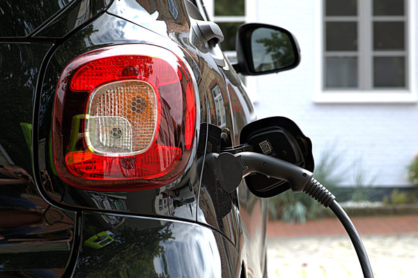 Ein E-Smart an einer Ladesäule