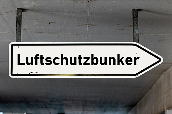 Symbolischer weißer Wegweiser Luftschutzbunker