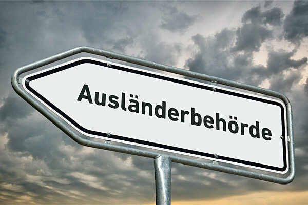 Symbolischer Wegweiser Ausländerbehörde