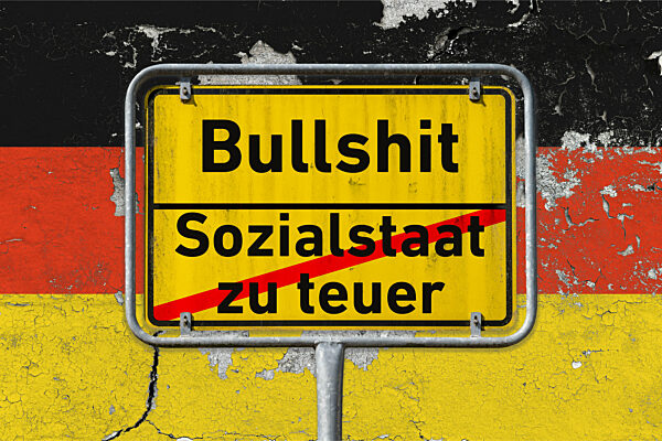 Symbolisches Ortsschild Bullshit - Sozialstaat zu teuer