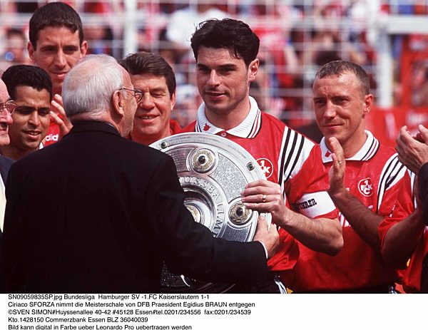 Bundesliga  Hamburger SV -1.FC Kaiserslautern 1-1
Ciriaco SFORZA nimmt die..