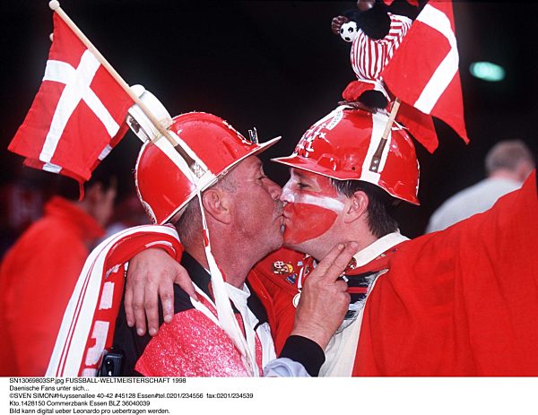 FUSSBALL-WELTMEISTERSCHAFT 1998
Daenische Fans unter sich..
