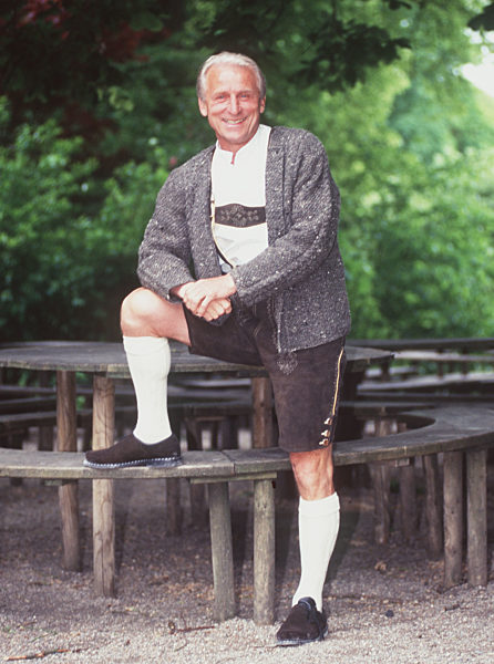 Fussball,Giovanni TRAPATTONI,ITA,Trainer,in Lederhosen in einem Biergarte