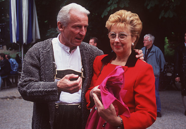 Fussball,Giovanni TRAPATTONI,ITA,Fussballtrainer,im Trachtenanzug..