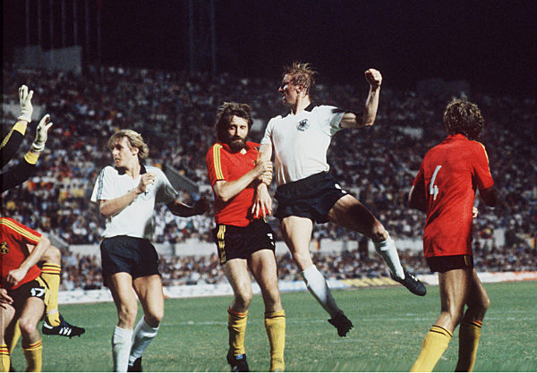Fussball EM 1980 DEUTSCHLAND - BELGIEN -HORST HRUBESCH koepft das 2-1