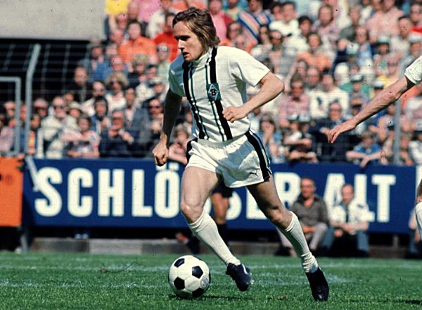 Allan SIMONSEN Einzelaktion (Bor. M«Gladbach)