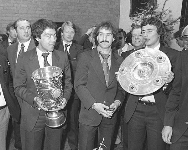 FUSSBALL: 1. FC Koeln: Meisterschaftsfeier 1978:
OKUDERA (li...