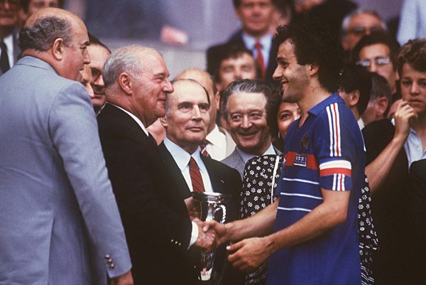 Fußball-EM 1984 in Frankreich - Michel Platini nimmt den Weltmeisterschaftspokal entgegen