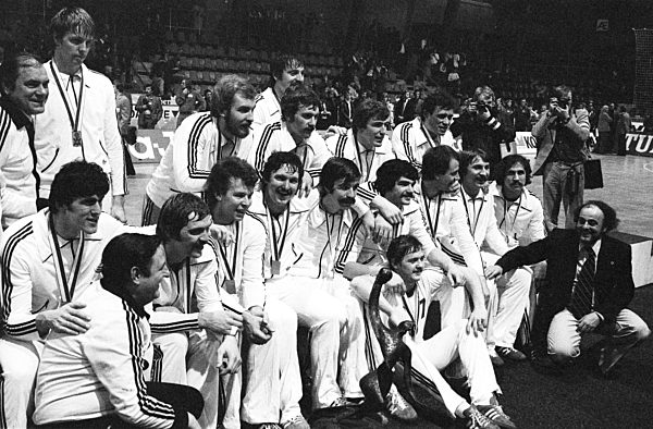 Handball - WM 1978: Weltmeister deutschland m. Heiner BRAND (sitzend, m...