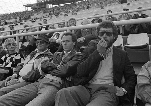 Franz BECKENBAUER (links) und Paul BREITNER auf der Tribuene des Muenchener...