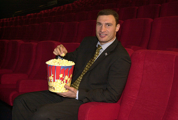 Vitali KLITSCHKO , Ukraine,  Boxen, in Kinosessel sitzend...