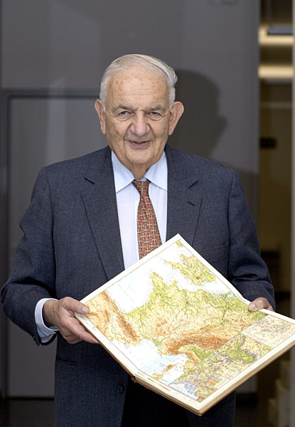 Prof. Dr. Dr.h.c.mult. Alfred GROSSER