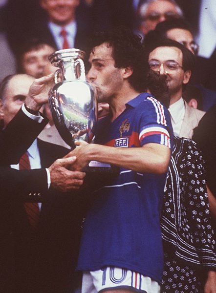 Fußball-EM 1984 in Frankreich - Michel Platini küsst den Weltmeisterschaftspokal