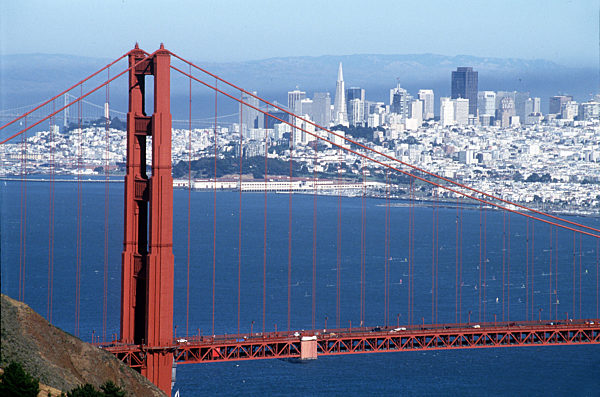 USA, San Francisco, Teil der Golden Gate Bridge mit San Francisco...