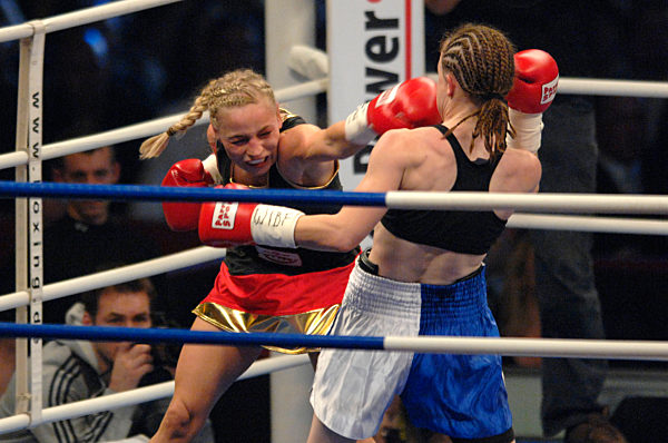 Boxen:Regina Halmich (GER)-Hagar Shmoulefeld Finer (ISR)