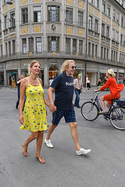Thomas Gottschalk schlendert mit Freundin Karina Mross durch Muenchnen.