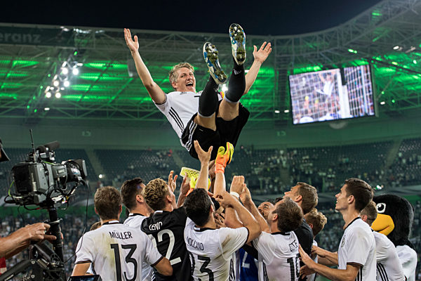 Bastian SCHWEINSTEIGER beendet seine Karriere!
.