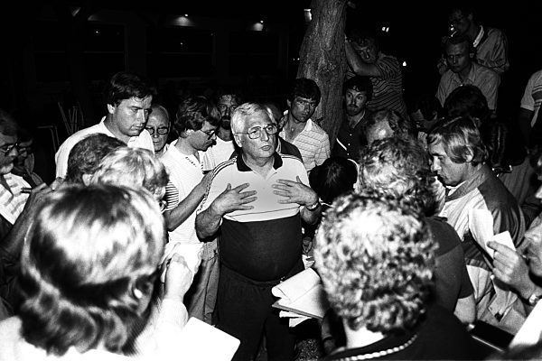 Fußball-EM 1984 - Jupp Derwall im Gespräch mit Journalisten