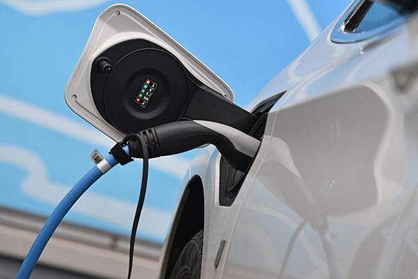 E-Autos werden an Ladesaeulen in Muenchen 
aufgeladen.