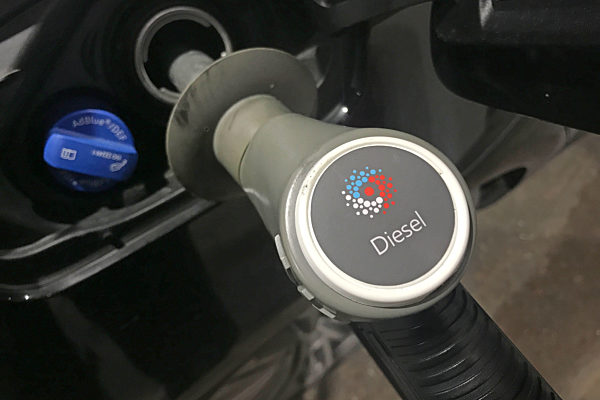 Betanken eines PKW,Auto mit Dieselkraftstoff.