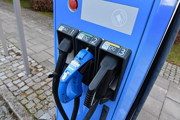 Ladesaeule und diverse Ladestecker.