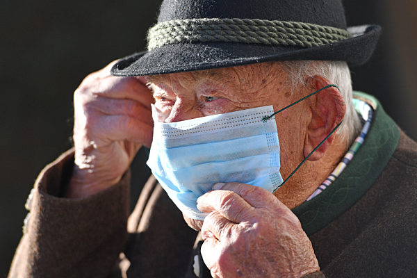 Coronavirus Pandemie-Risikopatient traegt Mundschutz,Maske.