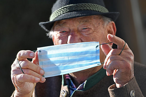 Coronavirus Pandemie-Risikopatient traegt Mundschutz,Maske.