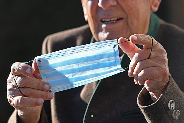 Coronavirus Pandemie-Risikopatient traegt Mundschutz,Maske.